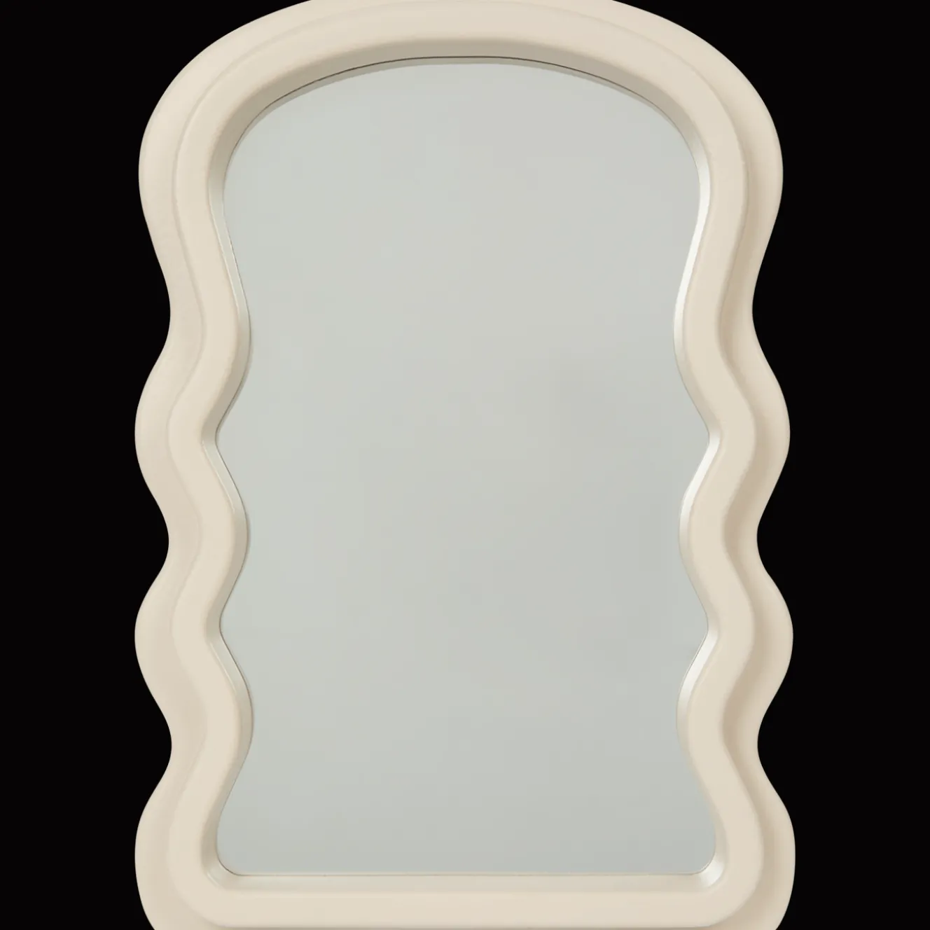 Spiegel met golvende lijst